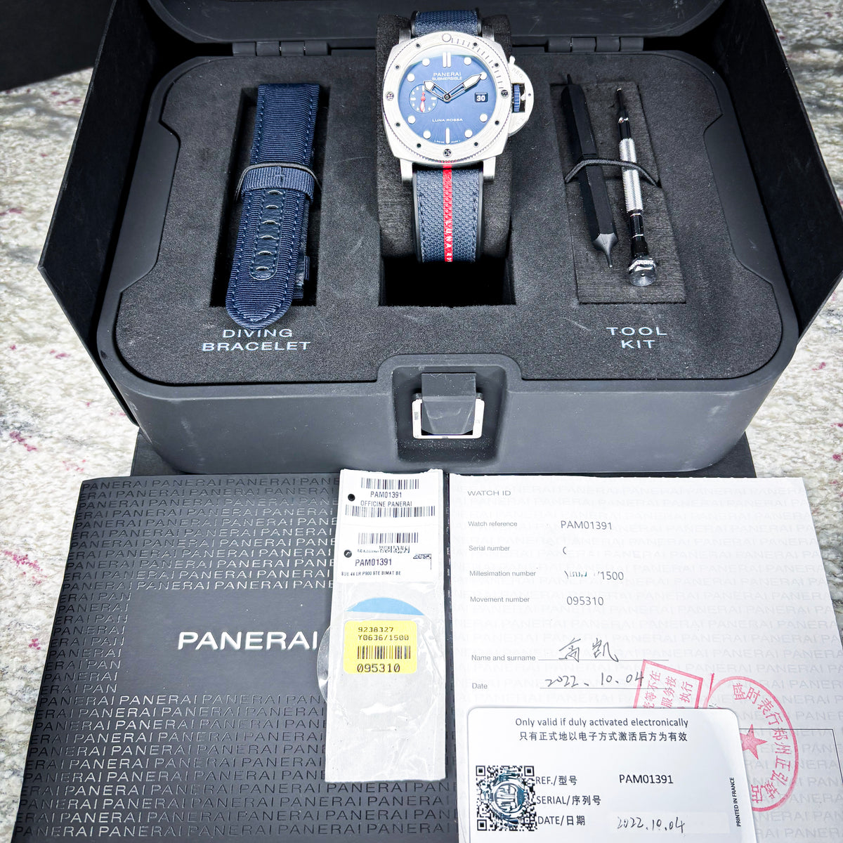Panerai Submersible Luna Rossa PAM01379