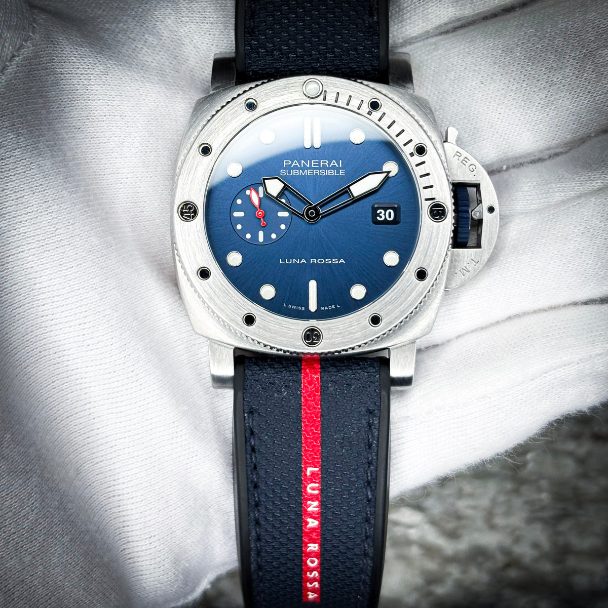 Panerai Submersible Luna Rossa PAM01379