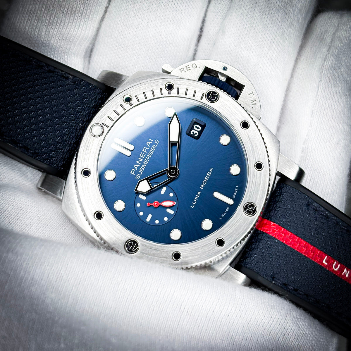 Panerai Submersible Luna Rossa PAM01379