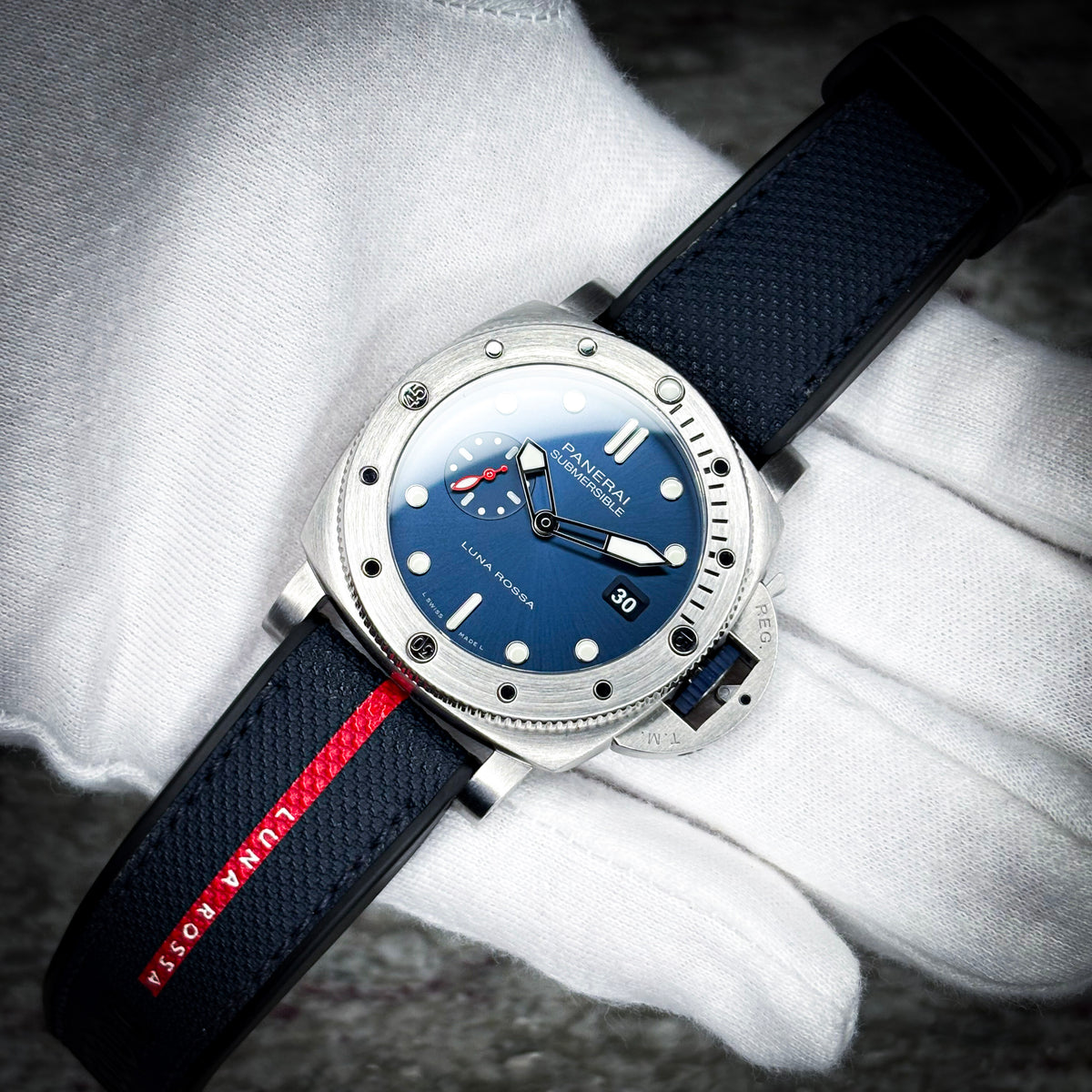 Panerai Submersible Luna Rossa PAM01379