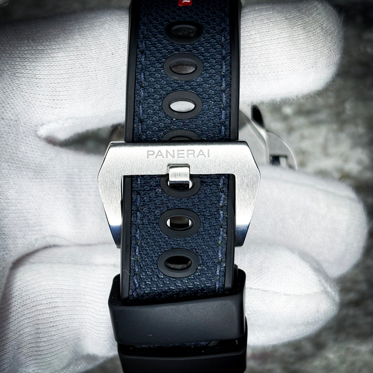 Panerai Submersible Luna Rossa PAM01379